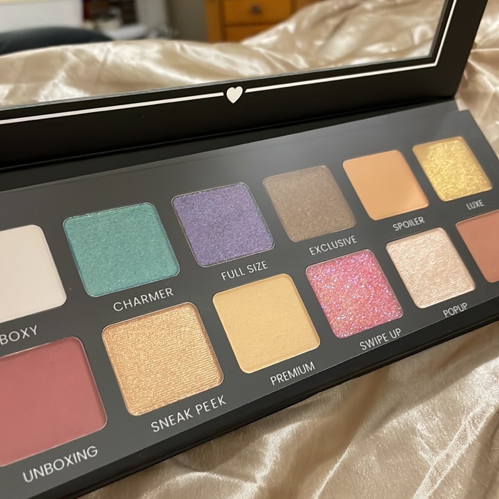 Boxy Charm eyeshadow palette~Hello Charmer